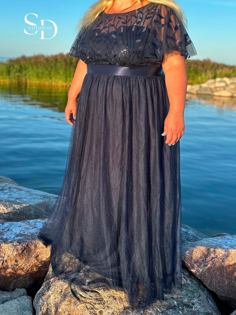 Lilleliste tikanditega luksuslik tüllkleit