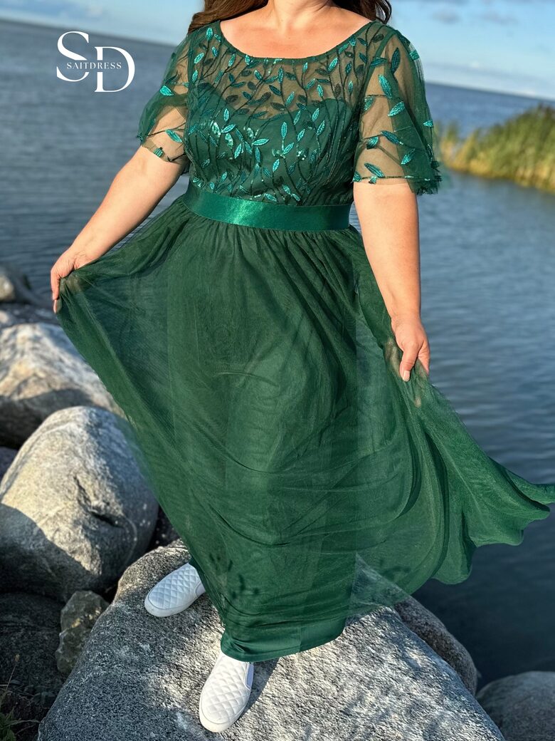 Lilleliste tikanditega luksuslik tüllkleit