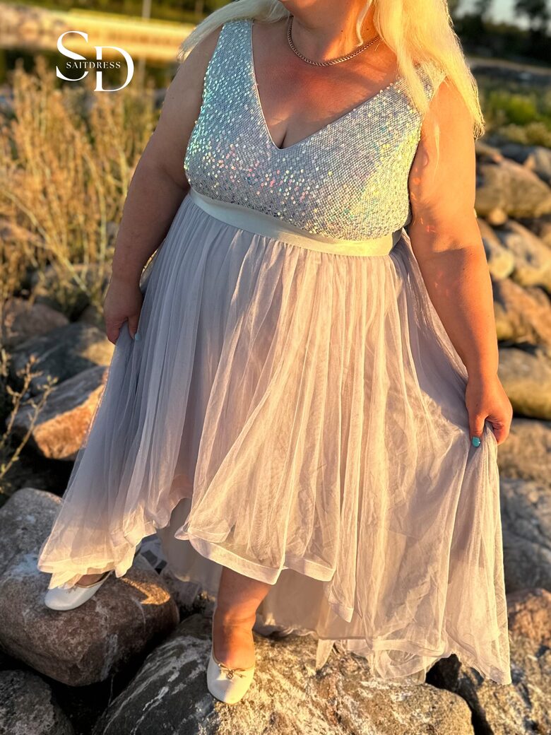 Litritega kaunistatud v-kaelusega high-low tüllkleit